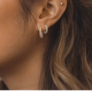 Safira baby plop hoops  - SÖKER de minsta hoopsen på denna bild från Safira. Kallas ”mixed baby plop hoops” 💕🥰🧃