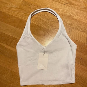 Vit topp - En vit oanvänd topp från pull&bear. Det står M på lappen men är som en S. Pris 90+frakt (pris kan diskuteras)💗