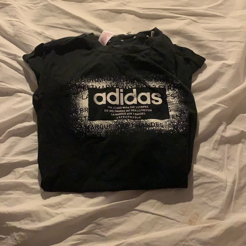 Här är en helt ny adidas t-shirt ny pris 300kr säljer nu för 50kr för den var för liten aldrig använd så helt ny  den är för killar och tjejer. T-shirts.