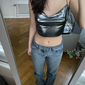 Silvrig topp - Silvrig topp från hm. Aldrig använd. Skick 10/10. Jag är 165 cm  och brukar bära Xs/s. Perfekt till nyår eller fest!! Högsta bud:150kr!!🙏🏻⚠️