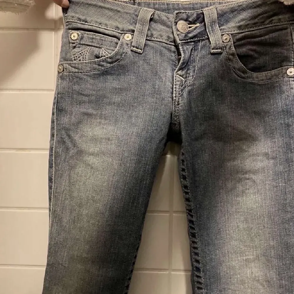 Säljer ett par sjukt fina True religion jeans eftersom dom tyvär inte passar mig längre💕                                                                                           Midjemått 79cm och innerbenslängd 77cm                                                   Buda privat. Jeans & Byxor.