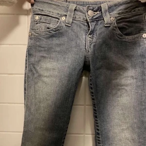 True religion jeans - Säljer ett par sjukt fina True religion jeans eftersom dom tyvär inte passar mig längre💕                                                                                           Midjemått 79cm och innerbenslängd 77cm                                                   Buda privat