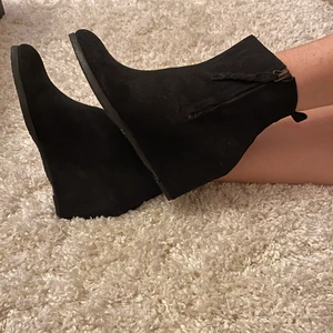 Nya Rizzo Mocka Stövletter stl37  - Oanvända Rizzo Mocka Stövletter stl37 kilklack - hoppades på att de skulle passa mig men de var för små, så nu säljer jag mina. Passa på och fynda dom för bara 399kr 