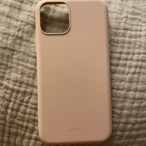 Holdit mobilskal till iPhone 11 Pro - Ett helt oanvänt silikonskal från holdit, säljer då jag råkade köpa fel storlek. Köptes för 150kr och säljs för 50. Frakten blir 12kr (färgen blev lite skev på bilden men det är typ ljusrosa beige aktigt)