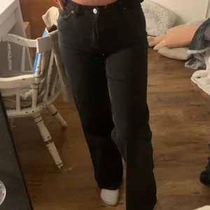 Monki jeans - säljer ett par super snygga jeans från monki💞 skit snygg passform! de är i storlek 26, har bild på storlekslappen på sista bilden! skriv för fler frågor eller bilder. frakt ingår inte☺️