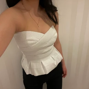 Vit volang topp - En superfin topp i vitt, inge defekter eller slitningar o aldrig använd. 