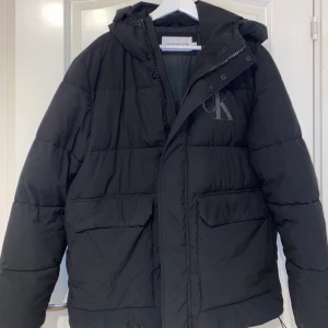 Calvin Klein jacka - Fin jacka i bra skick. Nypris 2999kr. Bud kan tas emot i kommentarerna 