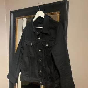 Jeansjacka från weekday - Säljer denhär fina jeansjackan från weekday, bra skick!