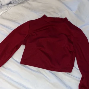 Polotröja  - Mörkröd polo, långarmad och cropad❄️