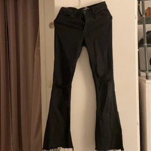 utsvängda svarta håliga jeans  - svarta utsvängda håliga jeans från gina trico. Bra skick se oanvända ut. köparen står för frakten ✅ hör av er om ni har frågor✅
