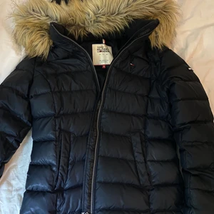 Tommy hilfiger jacka  - Tommy hilfiger jacka i mycket bra skick, använd ett fåtal gånger. Storlek S ✨
