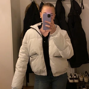 Vit vinterjacka  - Fin vit jacka från HM, storlek S. Knappt använd, i nyskick!