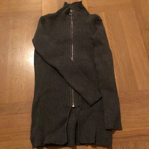 Kofta i stl 128 - Grå kofta i stl 128.