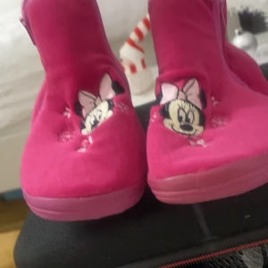 Skor till barn - Disnep skor till barn. Oanvända lite slitna på framsidan när den var köpt. Storlek 31-33. Säljs för 50kr+frakt.