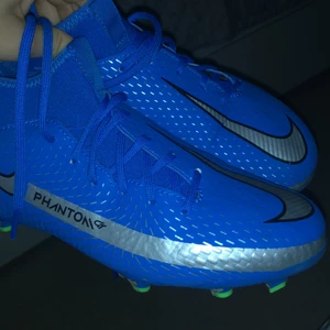 Blåa Nike dobbar  - Helt nya oanvända köpta i fel storlek och kunde ej lämna tillbaka! Pga borttappad kvitto. Priset kan diskuteras.