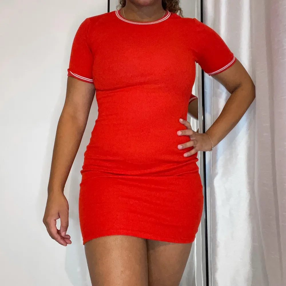 Snygg röd klänning från H&M Diveded som jag knappt har använt. Materialet är otroligt stretchigt så klänningen formar sig snyggt efter kroppen. Jag är 163 lång och har 74 i midjemått. 🌹. Klänningar.
