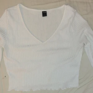 Långärmad vit tröja  - Storlek xs. Sitter bra, som en magtröja. 