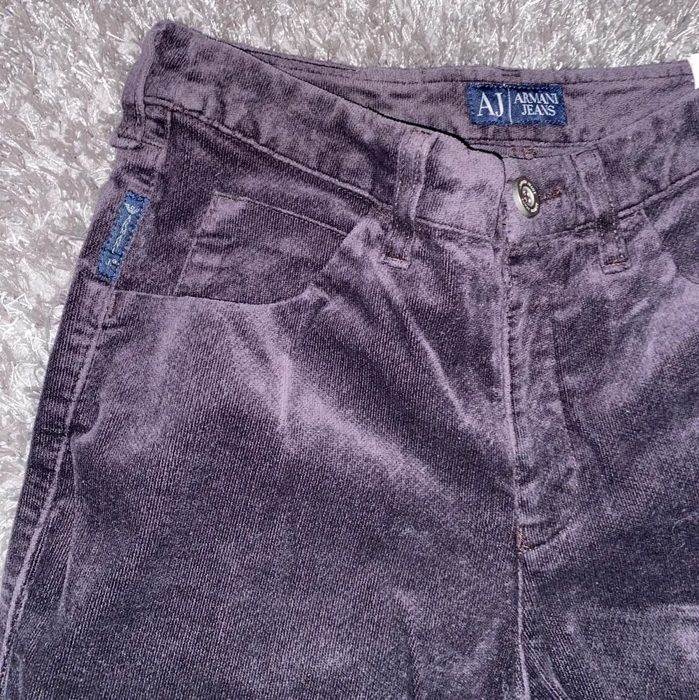 Armani. Brun/ mörk lila. Någon slags juicy couture material, fast hårdare då det inte är mjukisbyxor. Jeans & Byxor.