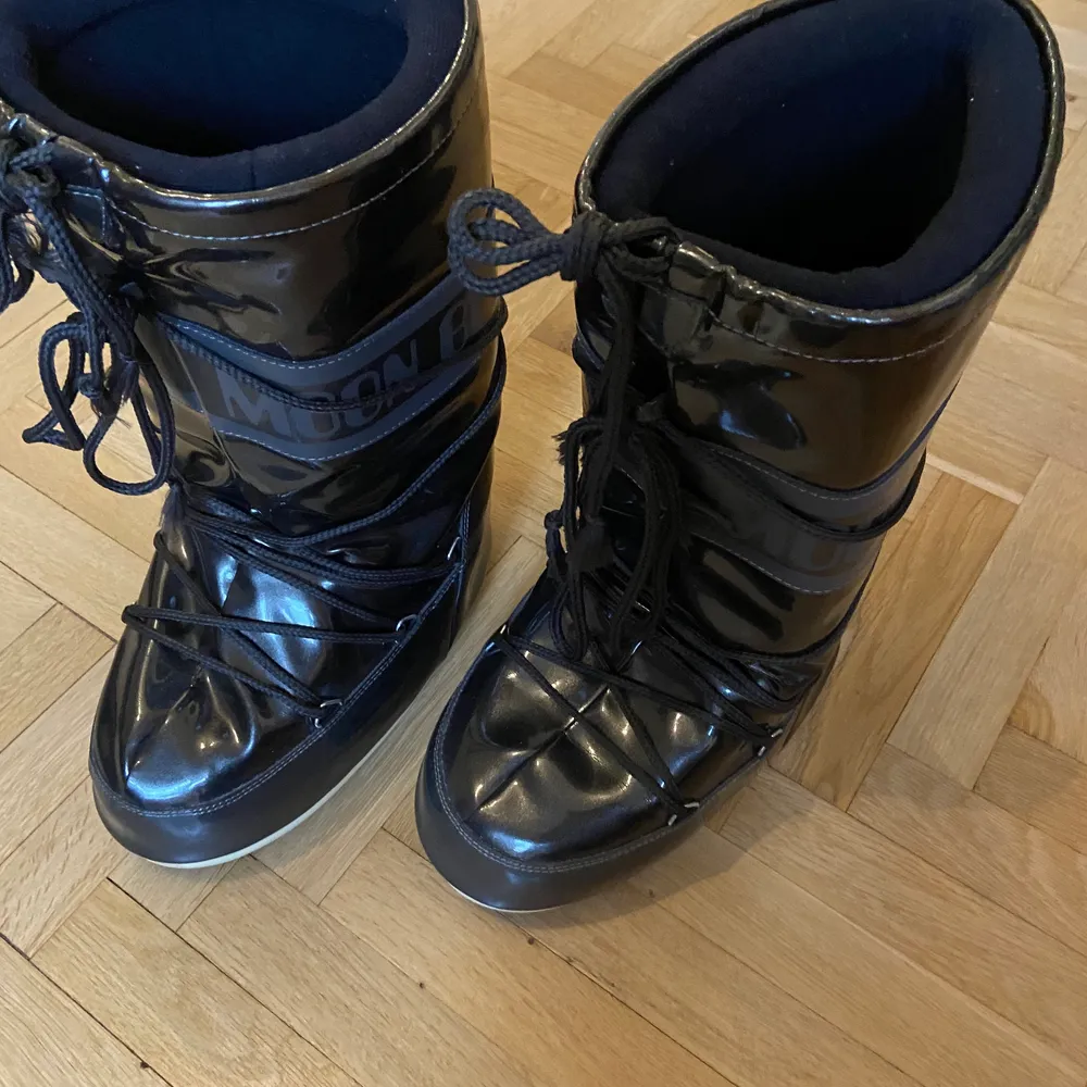 Säljer mina moon boots som är använda 1 gång. Storlek 39/41. Svarta/grå. Skor.