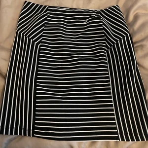 Mango kjol, strl S - Fin kjol från mango i storlek S😍 Endast använd 1 gång.