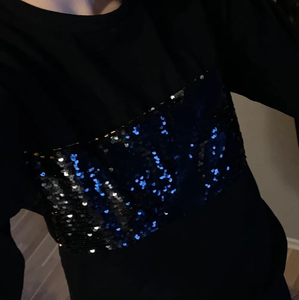 En svart mjuk sweatshirt med paljetter på bröstet. Strl S. Tröjor & Koftor.