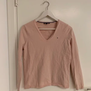 Ljusrosa tröja från Tommy Hilfiger - Rosa Hilfiger tröja i strl S, men passar även M (då den är stor i storlek). 