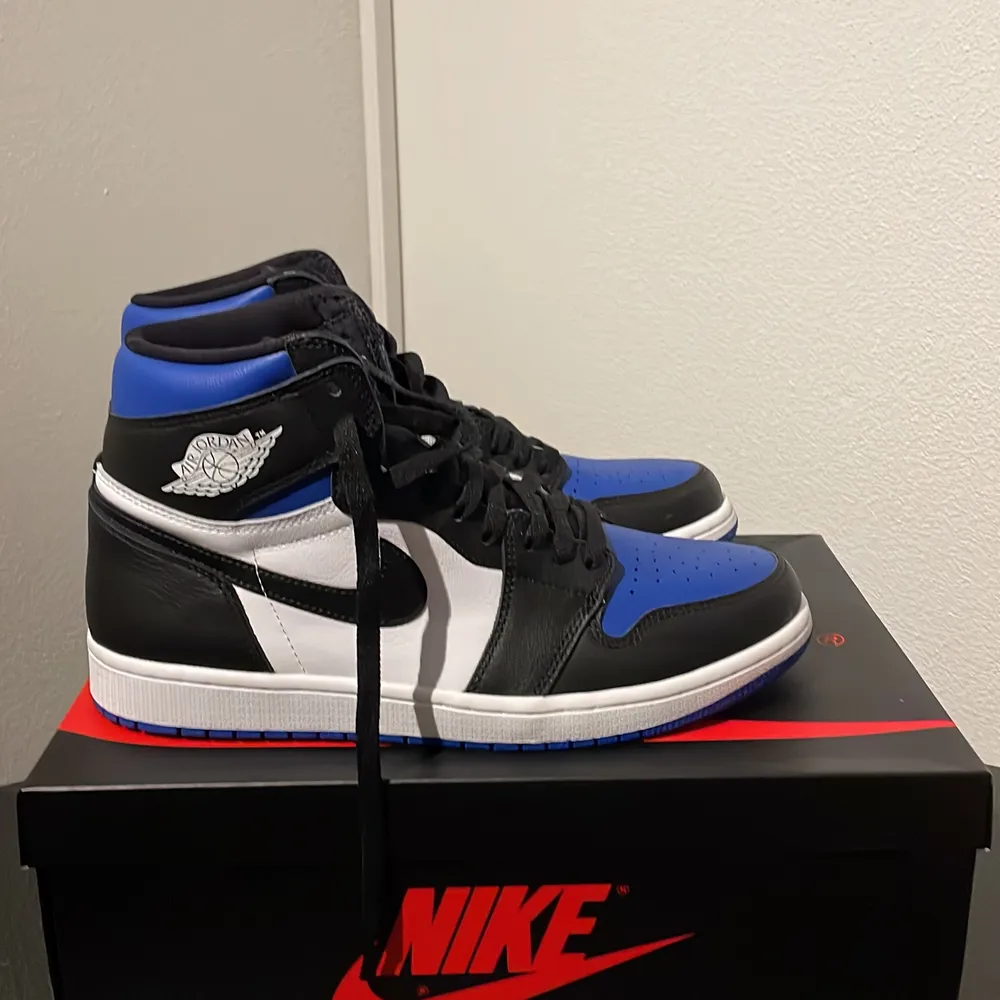 Helt nya Air Jordan 1 Retro High ”Royal Toe”. Aldrig använt.  Säljer pga att jag har köpt nya.                                 Blåa snören medföljer. Kvitto finns.. Skor.