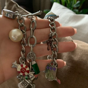 Juicy Couture armband  - 3 stycken berlockarmband från Juicy Couture. Det längst till vänster är limited edition från 2008. Även det längst ut till höger är limited edition från 2008. Dem är i olika skick men generellt fina (är trots allt några år). Priset är för alla. Önskar man endast köpa ett går det också såklart. 