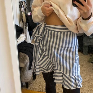 Randig kjol - En vit randig kjol i nyskick. Aldrig använd 😊