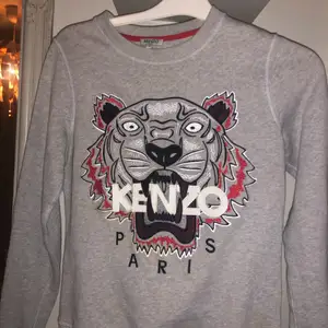 Jättefin Kenzo tröja som är helt felfri och använd Max 2 gånger därav priset. Kan gå ner i pris vid snabb affär💕 Självklart äkta!