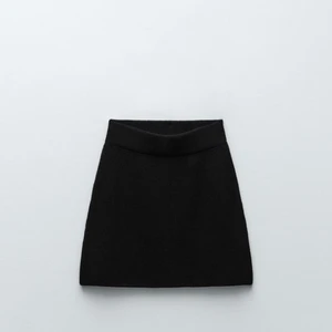 Stickad kjol från zara - Säljer nu denna kjol eftersom den inte kommer till användning, inte använd en ända gång så verkligen i nyskick! Säljer för 200!💞passar mig aom brukar ha S