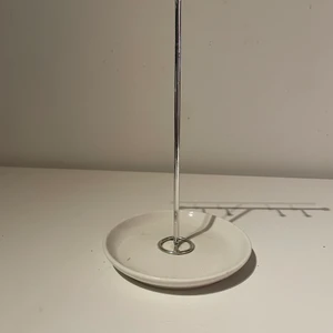 Smyckes hängare  - Aldrig använd. Säljer den för att det inte kommer till användning 