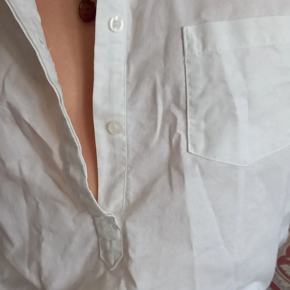 Fin vit skjorta lätt att styla till både sommar och vinter.  Frakt tillkommer alltså pris+frakt🤍. Skjortor.