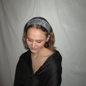 Hårband ”HANNAH” - Egensytt hårband av tyg köpt second hand💕 Hårbandet har resår i bakre delen för att passa de flesta huvudstorlekar🥰 Följ oss på instagram för att få uppdateringar om nästa dropp! @KeepItUp.UF 💕💕 