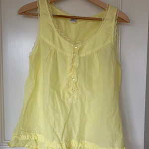 Gult somrigt linne från Saint Tropez - Färgen är mer som första bilden irl! vet inte varför den ser så blek ut på andra. Har använt typ en gång men är inte riktigt min stil!