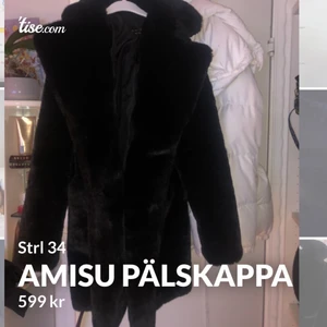 Amisu pälskappa - Jätte fin pälskappa från amisu.                              Storlek 34.                                                              Använd endast ett fåtal gånger ute, skicket på jackan är som nyskick.  En knapp som man stänger jackan med                            Kan gå ner i priset vid snabbköp