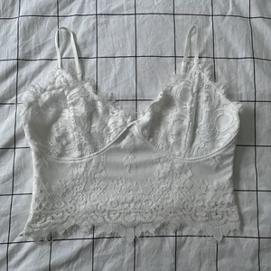 Spets topp - Vit topp i spets med smala axelband 