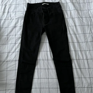 Svarta jeans - Jeans från Levis. 710 super skinny