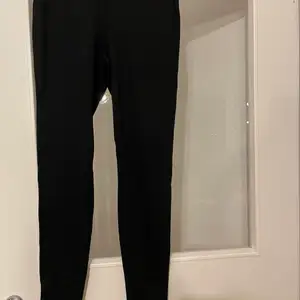 Svarta nya leggings från hm 