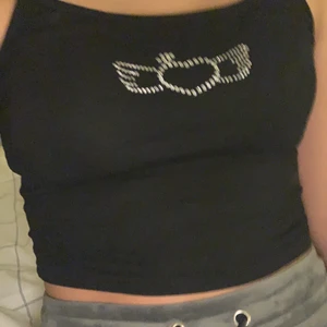 Linne - Svart linne med ”stenar” format till ett hjärta, väldigt bra skick, köpt på shein för 69kr säljer för 70kr inklusive frakt