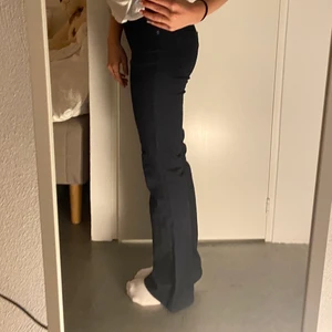 Bootcut jeans - Mörkblåa bootcut jeans som är lägre i midjan! 💞 jättebra skick!