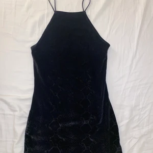 Ormmönstrad sammet figurklänning -  Ormmönstrad sammet klänning i storlek XS/S. Sitter som en smäck men har tyvärr blivit för liten på mig så säljer vidare den till någon annan snygging där ute🙏 Vid frågor eller intresse hör av er🙏☺️💗