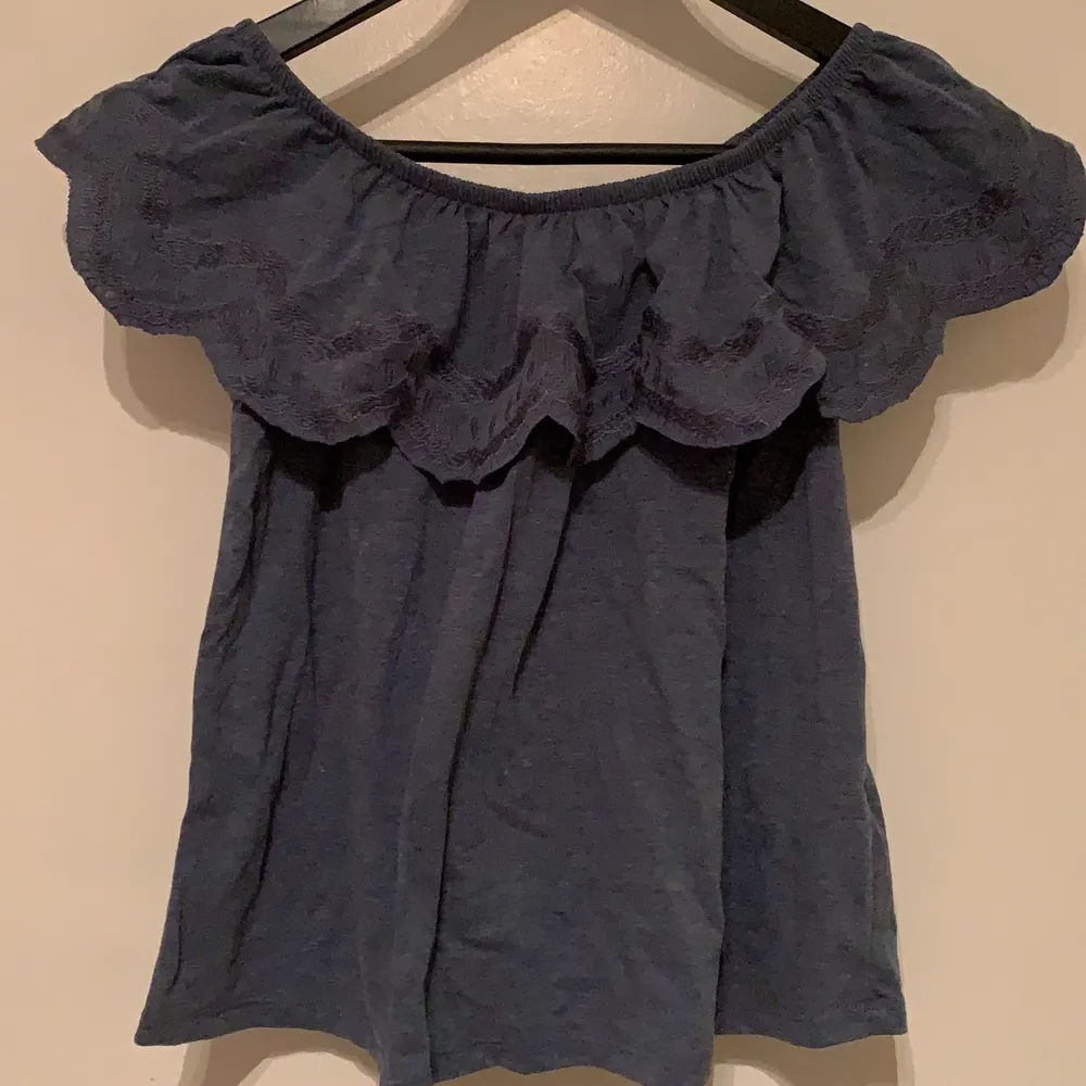 En mörkblå offshoulder tröja från yfl Reserved i storleken XS ✨. Skjortor.
