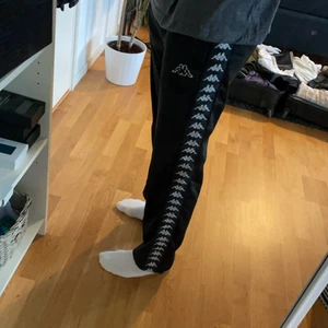 Kappa trackpants - Size M, lite korta för mig som är 186cm. Kond 7/10 då tyget på tredje bilden har börjat släppa lite. Utöver det bra kond