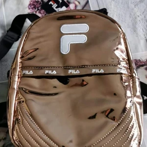 Fila ryggsäck guld barn  - Helt ny fila ryggsäck för barn i guld, äkta. Kostade 799kr. Pris kan diskuteras vid snabb affär 