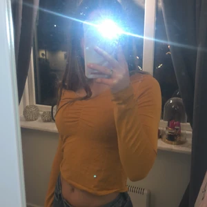 Långärmad tröja  - Storlek S från Hm jättefint skick. Säljer då den inte kommer till användning. De 2 första bilderna skildrar färgen bäst. Hör av er vid eventuella frågor🥰