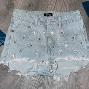 Jeans shorts bikbok  - Knappt använda . 