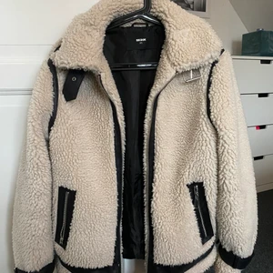 Vinterjacka  - Snygg och cool vinterjacka från bikbok. Har endast används ett fåtal gånger. 