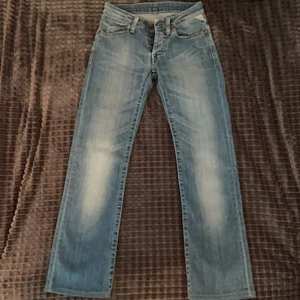 Replay jeans - Ett par blå vida replay low waist jeans