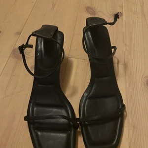 Klackar - Helt nya klackar från Hm i storlek 39. Inte jättehög klack så lätta att gå i! Köparen står för frakt 🧡